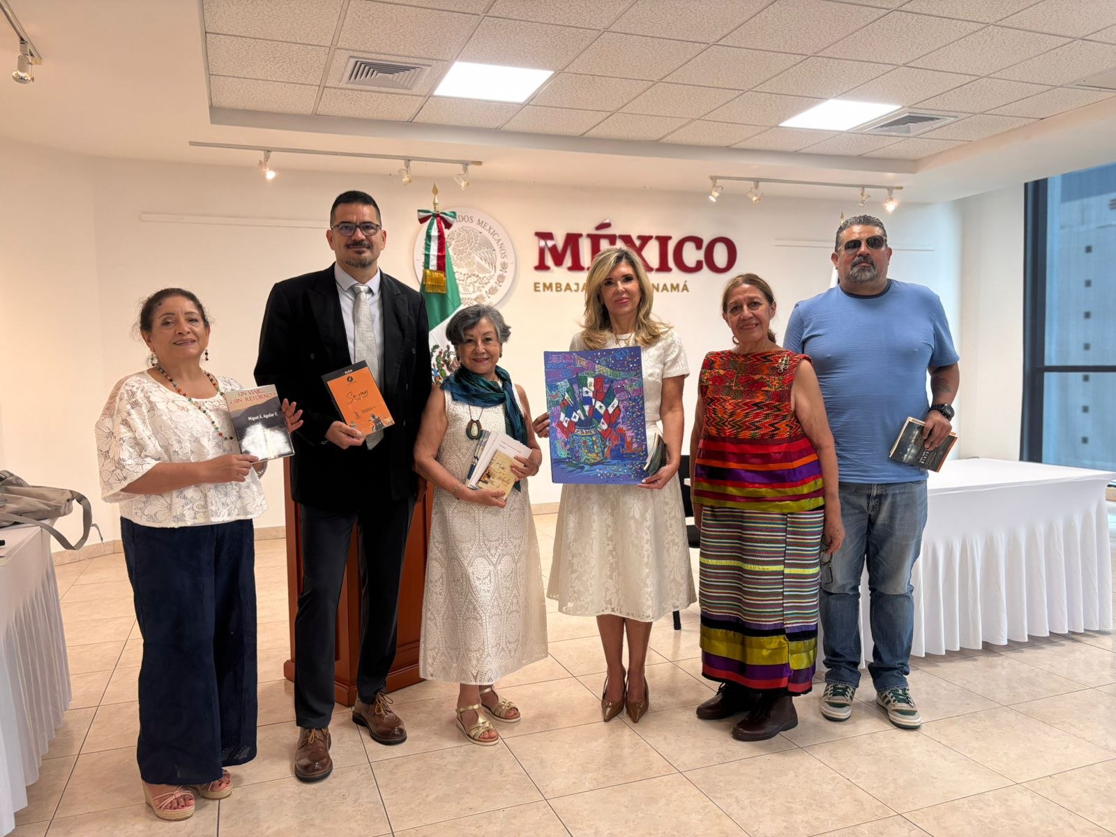 Libros y participantes en la embajada